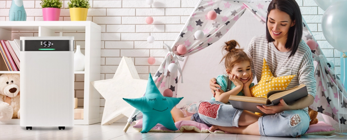 Compacte en stijlvolle MYCOND Tibo Eco 12 luchtontvochtiger in een kinderkamer, met betrouwbare vochtverwijdering en Wi-Fi-bediening.