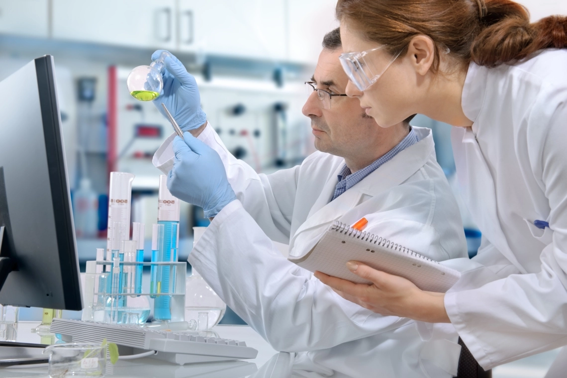 MyCond MHDM-3S Onderzoekers in het laboratorium werken met chemische reagentia