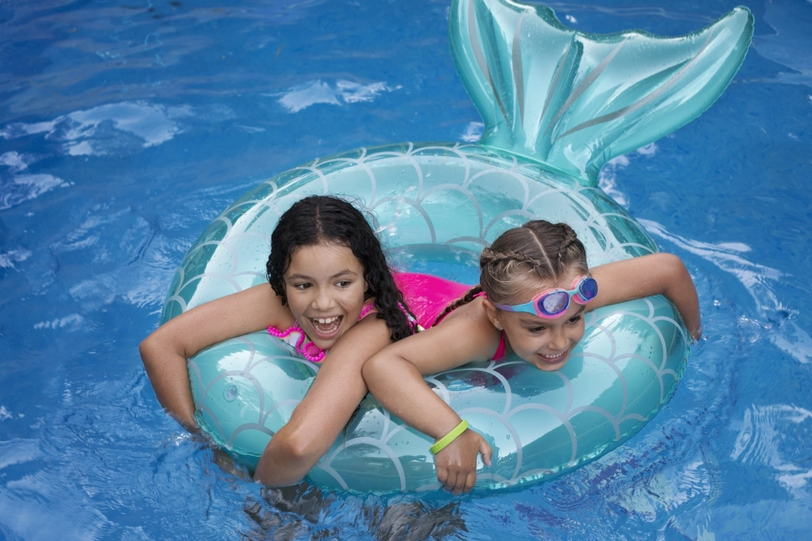 MyCond MSTR / MSPR Kinderen spelen in een zwembad met een opblaasbare ring