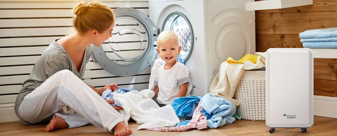 MyCond Roomer Smart 12 Een moeder en zoon genieten van een comfortabel binnenklimaat.