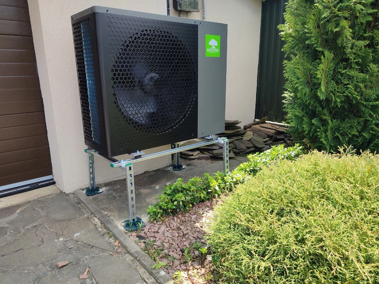 Warmtepomp Mycond BeeHeat naast het huis