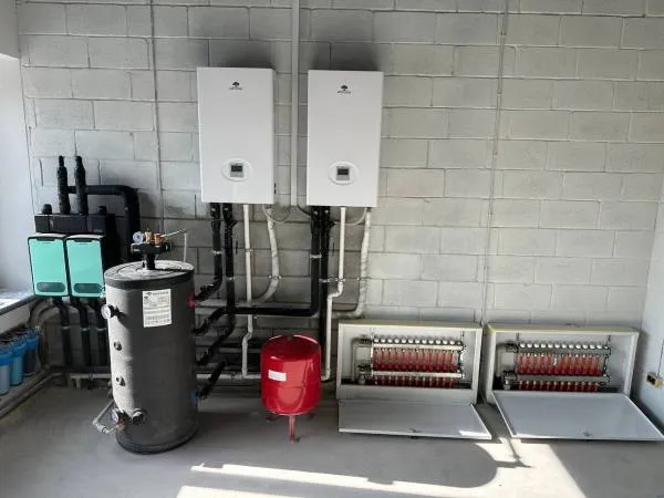 Servicestation met Mycond Split warmtepompen BeeHeat serie
