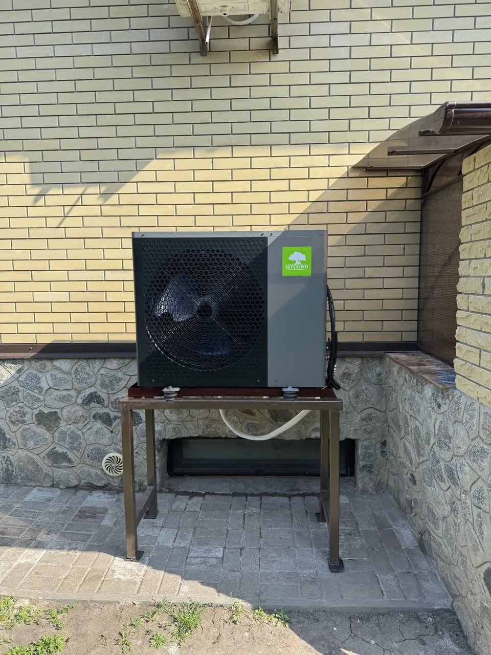 Huisje uitgerust met Mycond Split warmtepompen BeeHeat serie
