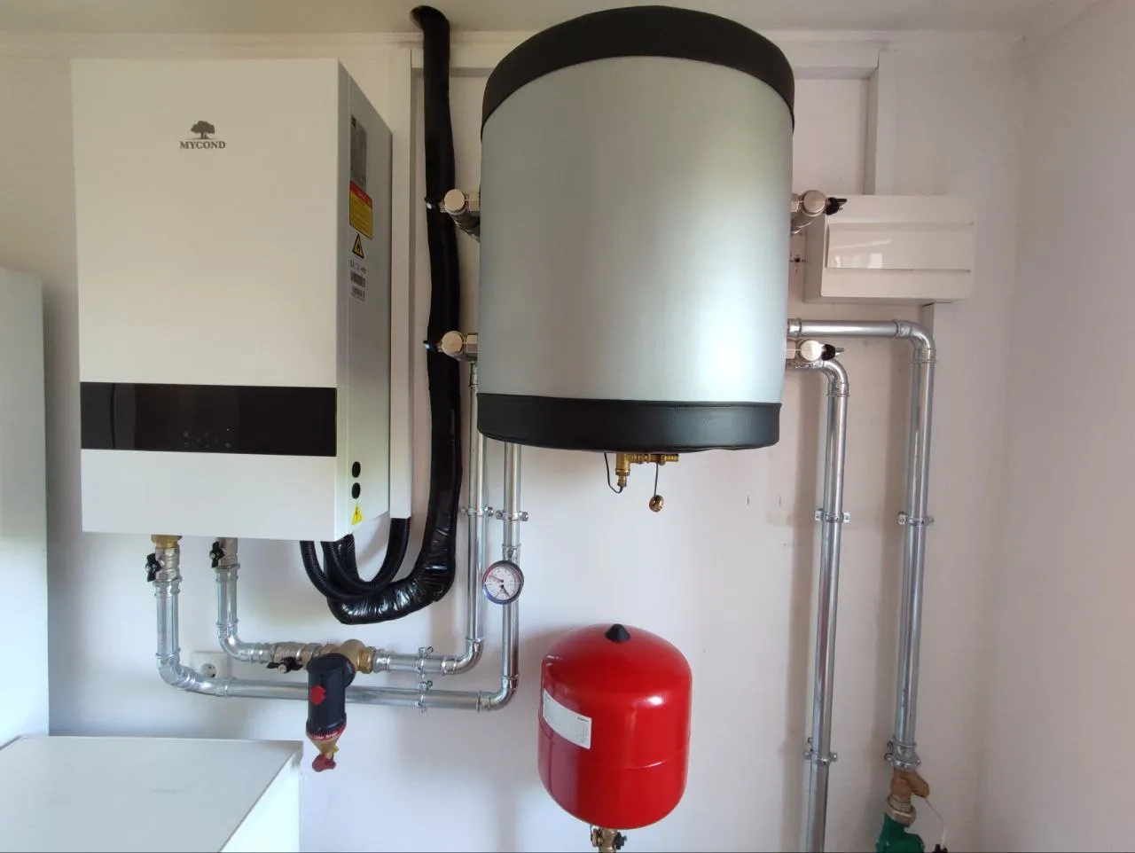Villa met Mycond Split warmtepompen BeeHeat MHS-N14BH/MHS-U14BH