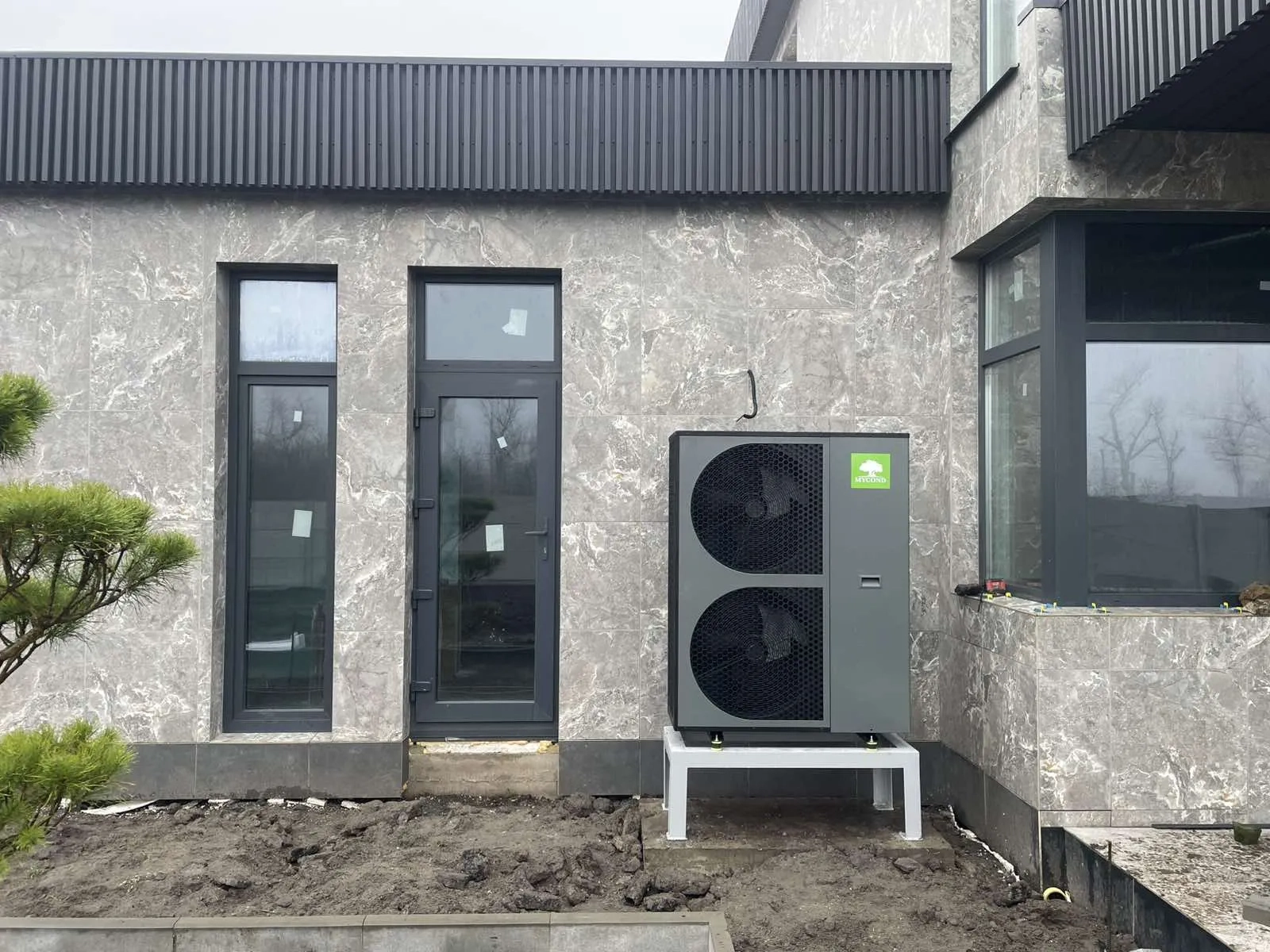 Hedendaags privéhuis met Mycond BeeThermic Monoblock Warmtepomp
