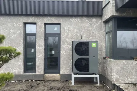 Hedendaags privéhuis met Mycond BeeThermic Monoblock Warmtepomp