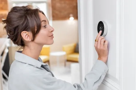 De thermostaat en vloertemperatuursensor installeren